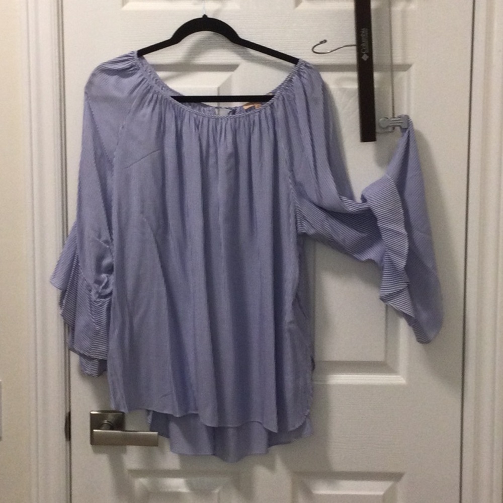 Pretty blouse with ruffled sleeves